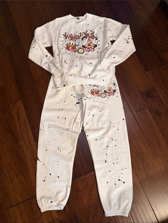 Gildan Other - Gildan White Two-Piece Character Pajama Set with Black Splatter
